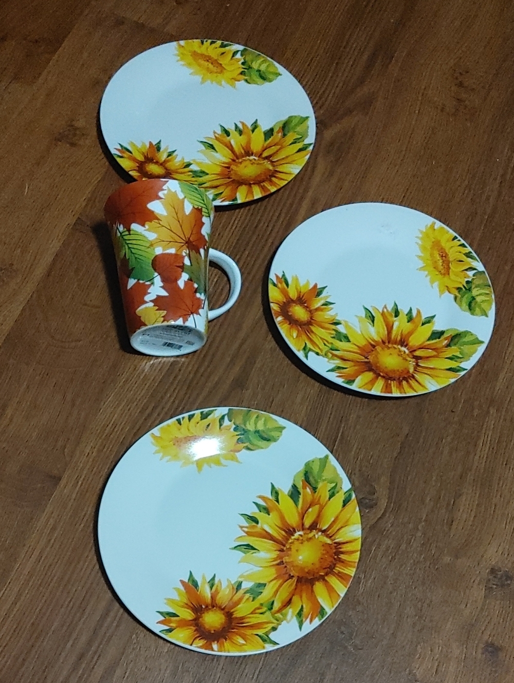 Sunflower Accent Dinner Plates and Oscardo Fall Mug - Yellow Floral
